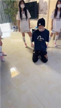 【调教视频】【深情】3S素人主-白袜塞嘴暴力踢踹 bf55035