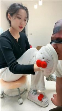 【调教视频】【锅盖子】脏毛拖鞋玉足碾压踩喂食 JS250120-11