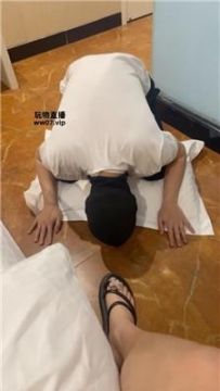 【调教视频】【小凤梨】磕头求舔纹身小妹的脚  JS250419-9