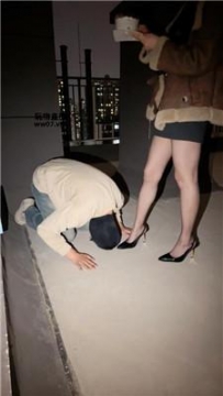 【调教视频】【esse殿下】户外阳台踩踏蛋糕喂食 bf51921