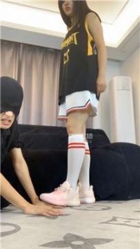 【调教视频】【女生也能很暴力】篮球宝贝训练后的袜子 bf57862