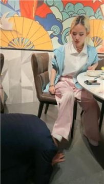 【调教视频】【花爷】餐馆包厢桌底虐奴隶【双视角版】 JS250418-13