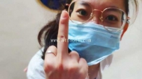 25498  小鱼大人玻璃桌第一视角人字拖踩方便面花絮