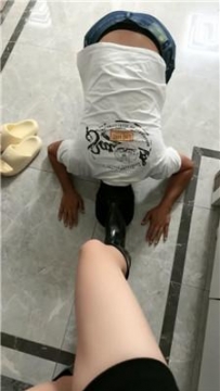 【调教视频】【esse殿下】清理脏长靴-拖鞋白袜踩狗头 JS250630-9