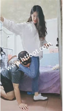 TL37758 嘉妮】来金融男家里踩他老婆枕头31分钟