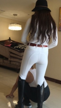 14958 白衣女骑士骑脖马（短视频）