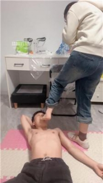 【调教视频】【小宇狗狗】骑马-玉足踩踏喂食【双视角版】 JS251113-46