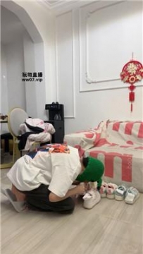 【调教视频】【Qi7】多双脏鞋-物化人体擦鞋器 JS250415-14