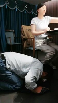 【调教视频】【鸿运】餐厅包厢公开处刑【三视角版】 JS250503-23