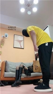 【调教视频】【一唯】外卖小哥偷舔鞋的下场 bf49185