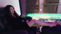 性感美女恋足与踢裆