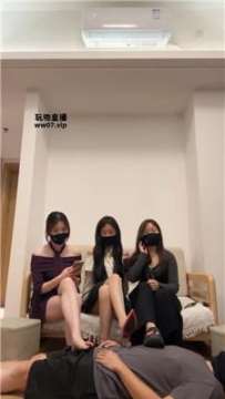 【调教视频】【桐桐酱】重口预警-3S轮流踩踏呕吐物喂食 bf51692