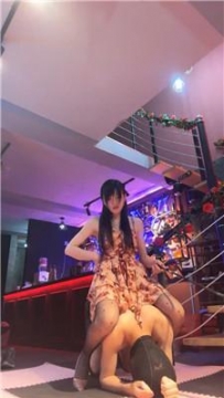 【调教视频】【伊晨】女王的威严-把奴吊起来虐 bf54187