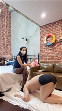 【调教视频】【璎珞老师】保鲜膜窒息-踩踏-强迫舔圣水 JS251021-35
