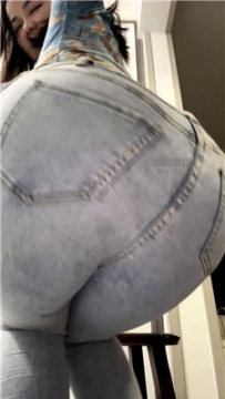 【第一视角】【蛮蛮呀】牛仔裤里黑丝臀炸    260123-17