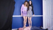 27309  韩裔美女Kim和颜值女神Ama跳踩贱狗狗脸！原味汗脚踩狗脸使劲闻！女神玩嗨了