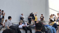 20861 日本偶像女歌手眉村ちあき街头公开踩踏百人男女粉丝团！小脚好脏啊！