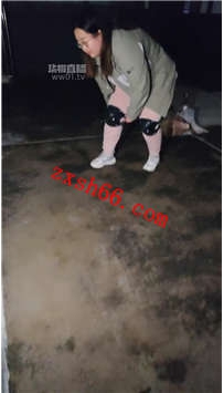 TLZB25745是樱樱呀-户外遛母狗踩踏舔脚30分