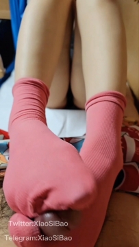 楠里火车上粉色短袜光脚足交吐奶