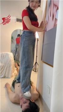 【调教视频】【刘二狗】德训鞋白袜踢踹-钻胯 bf57840