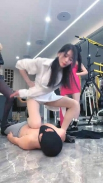 【调教视频】【麋鹿银儿】四女王接力高空飞踹不停歇/骑脖子负重中被侧踢飞踢 bf58483