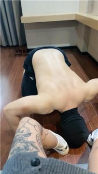 【调教视频】【小凤梨】纹身小主的脚下奴 JS250314-8