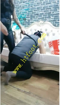 TL25567 咩祖】皮裤马丁靴女王范弄翻贱狗38分钟