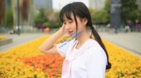 16968 地铁少女脱小白鞋可爱小丝足