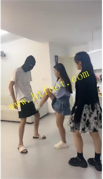 TL37475 伊诺】带素人闺蜜回家暴力玩狗35分钟