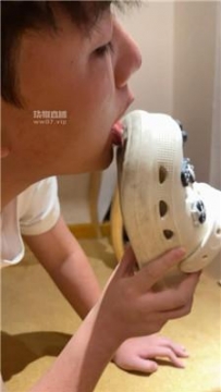 【调教视频】【玥野兔】舔脏拖鞋白袜臭脚 JS250608-11
