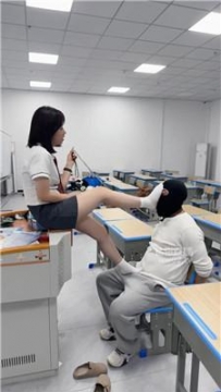 【调教视频】【松紫大大】勃肯鞋白袜女神教室玩够 bf58660