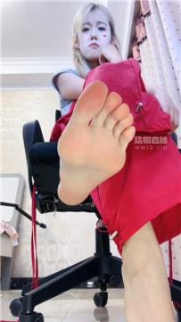 【第一视角】【啊晴】边做边看玉足释放    250817-1