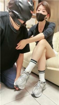 【调教视频】【八月女主】夜跑后原味鞋袜玩贱奴 bf54607
