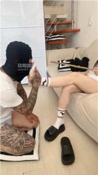 【调教视频】【思si】纹身大哥M-舔不干净白袜就挨打 bf55194