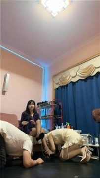 【调教视频】【伊晨】情侣奴-奴下奴-脚下喂食专场 bf50856