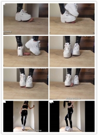 【绝美红蒙女神】最新大白鞋隔板踩DD狂吐22分