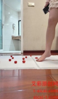 高中生卡姆裸足踩小番茄和黄瓜 YC-260405-2