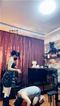 【调教视频】【冷颜】囚禁狗笼/强制闻长靴白袜 JS250122-18