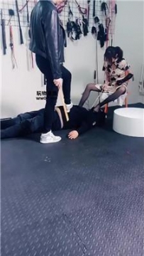 【调教视频】【鸿运双女团】3S-丝袜美腿蹂躏踩废物 JS250328-6