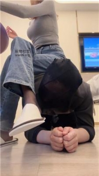 【调教视频】【酒鸽】强制闻鞋/物化家具奴/脚下喂食 bf49572