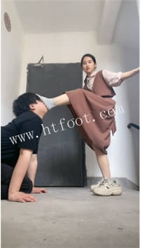 TL47252 素人挖掘机】户外开发双学位小姐姐25分钟