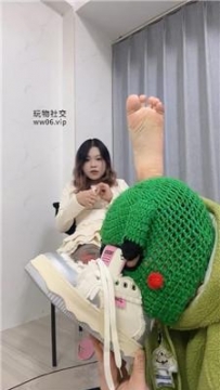 【调教视频】【Qi7】纹身小妹S-强制闻粉鞋/玉足狂舔 JS250107-1
