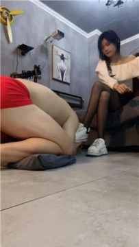 【调教视频】【沐沐】小白鞋黑丝踩虐贱奴 bf52549