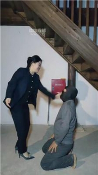 【调教视频】【梦梦女王】双S-户外公开处刑跟踪狂【双视角版】JS251110-29