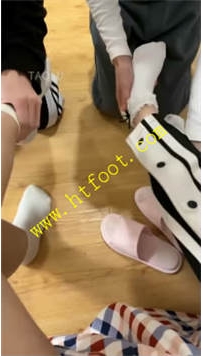 TL28109 关关】和闺蜜调教两个贱狗70分钟