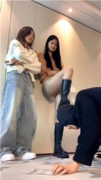 【调教视频】【女生也能很暴力】拽姐女大双主调狗 bf60640