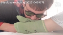 棉袜臭脚闻舔足交吐奶