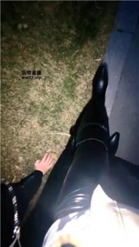 【调教视频】【倪小主】户外犬化遛狗-舔脏鞋底 JS250405-7