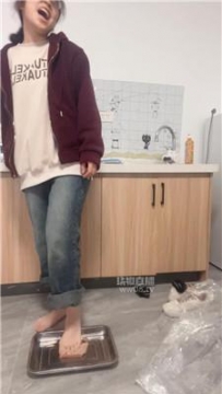 【调教视频】【小宇狗狗】高中生踩踏喂食场 JS251111-2
