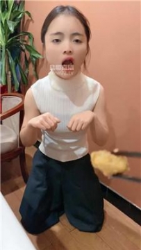 【调教视频】【南烟】餐厅桌底踩踏喂食母狗 bf58513